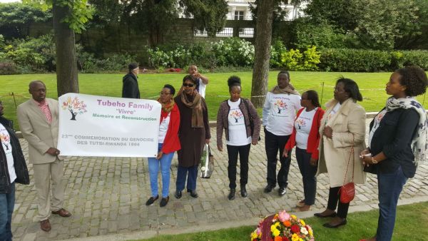 Rassemblement de rescapés au cimetiere Père Lachaise